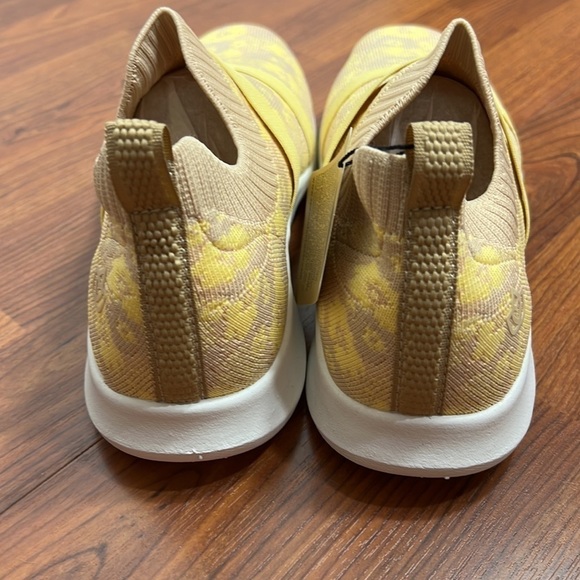 Waco Shoe Co. Yellow & Beige Floral Karma Stretch Pull On Sneaker NWT Sz 7.5 D - Picture 8 of 11
